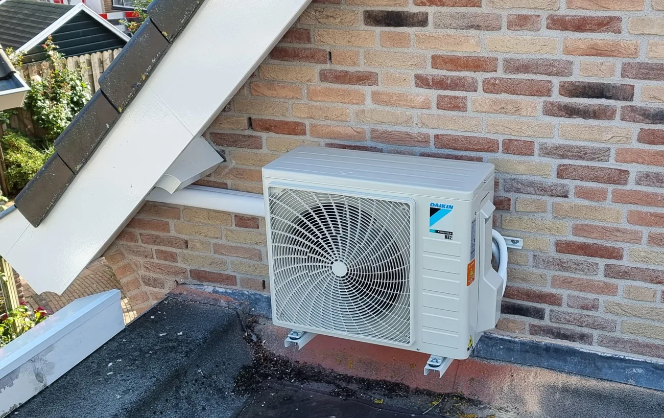 Door Faiko geïnstalleerde Daikin buitenunit aan een woonhuis
