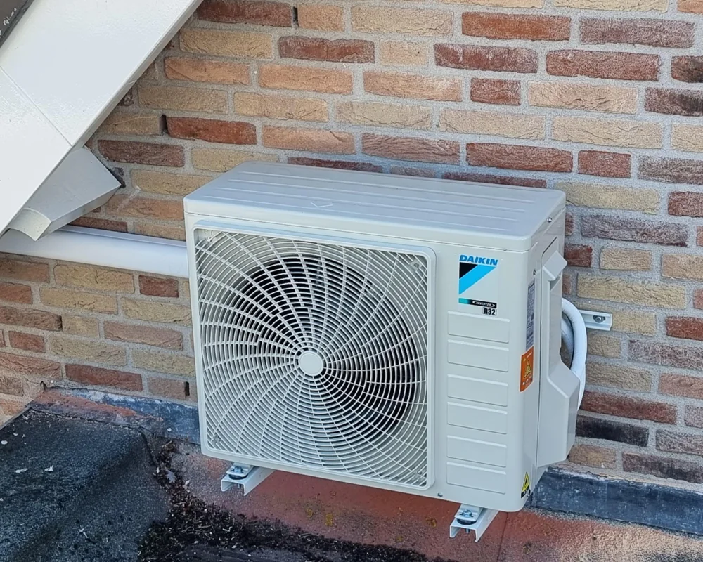 Daikin buitenunit, door Faiko geïnstalleerd aan een gevel