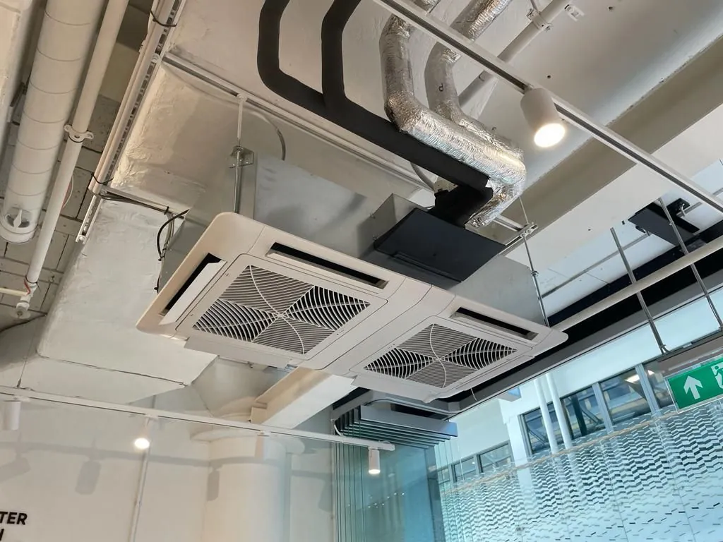 Cassette-airco ingebouwd in een systeemplafond van een winkel